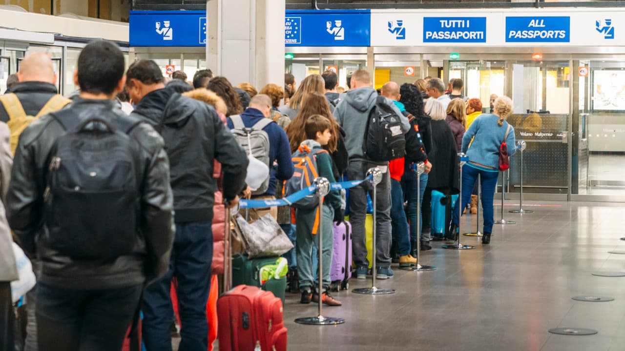 Avrupa'da pasaport kontrolü sorunları devam ediyor