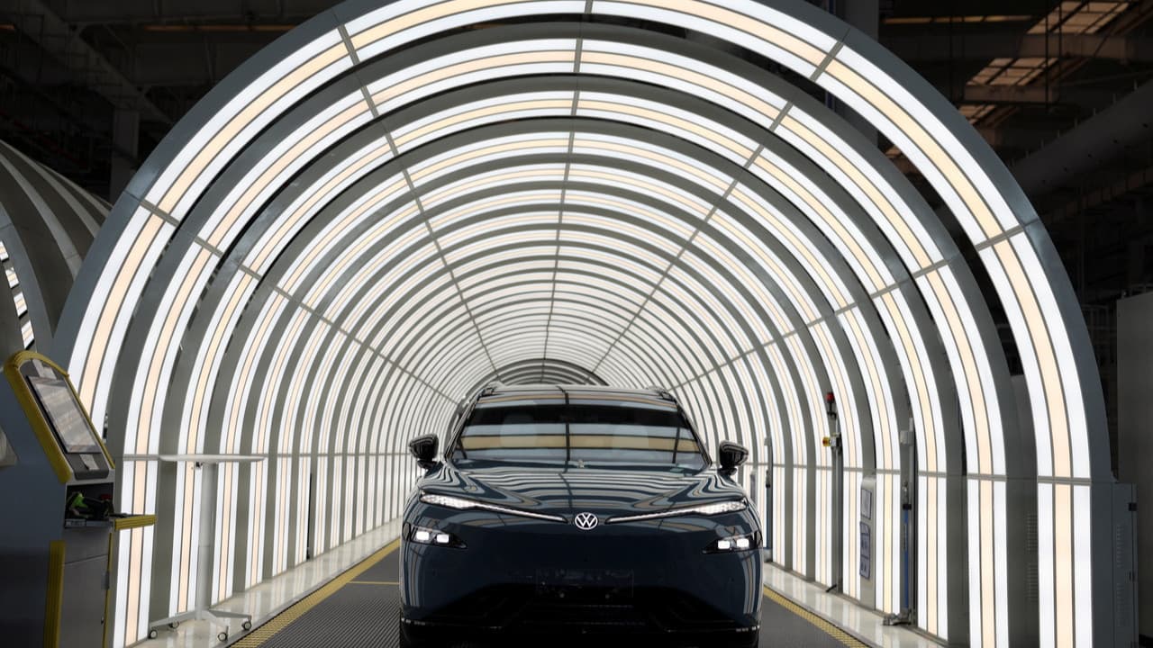 Volkswagen, maliyet krizi nedeniyle 100 bin işçi çıkaracak ve 4 fabrika kapatacak