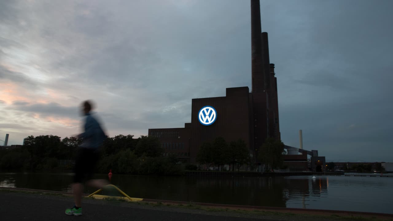 Volkswagen, maliyet artışı nedeniyle 50 bin kişilik işten çıkarma planlıyor