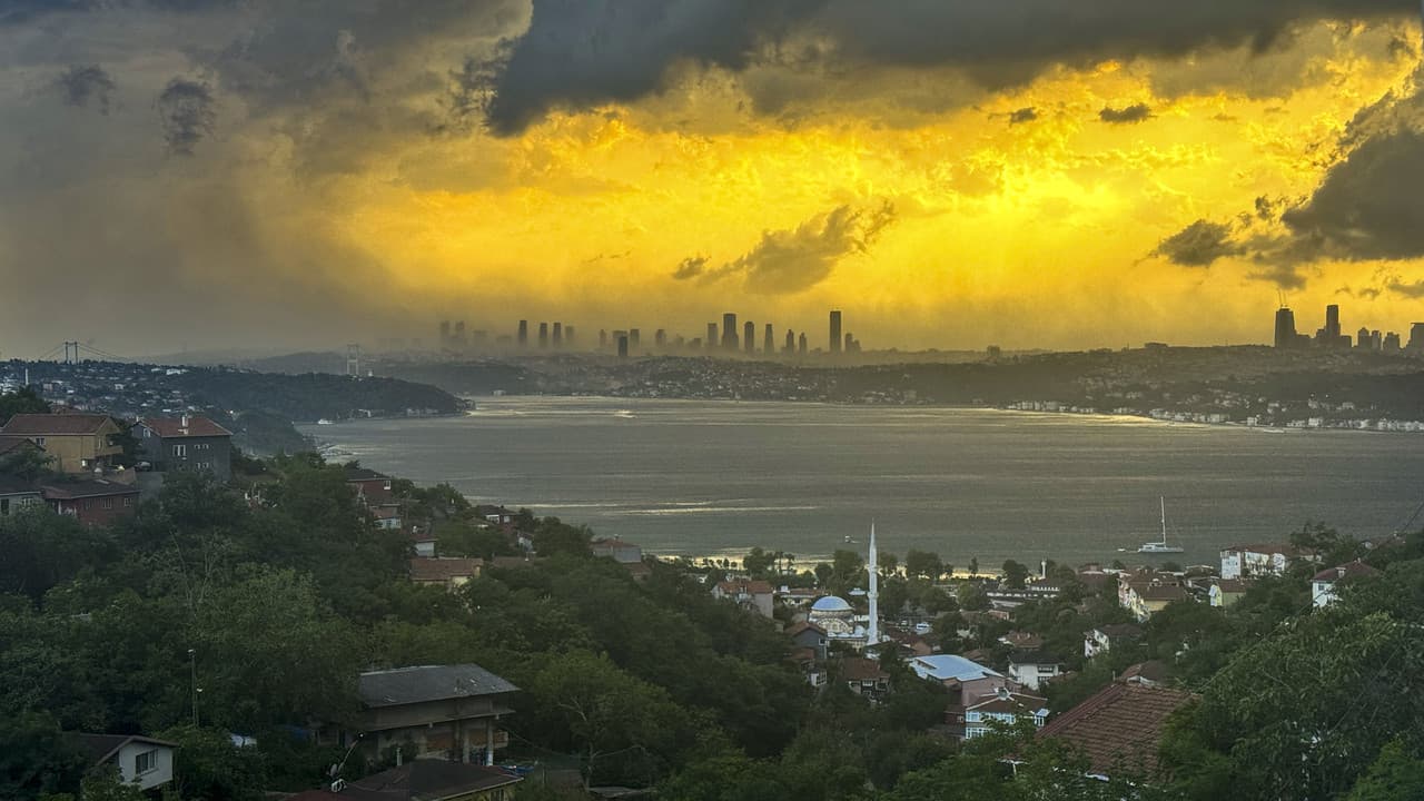 İstanbul'da fırtına nedeniyle çatılar uçtu, ağaçlar devrildi
