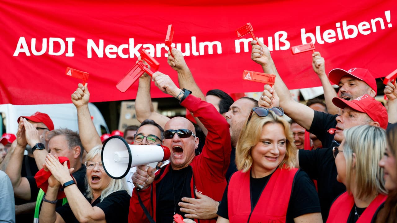 Audi çalışanları fabrikalarının geleceği için protesto düzenledi