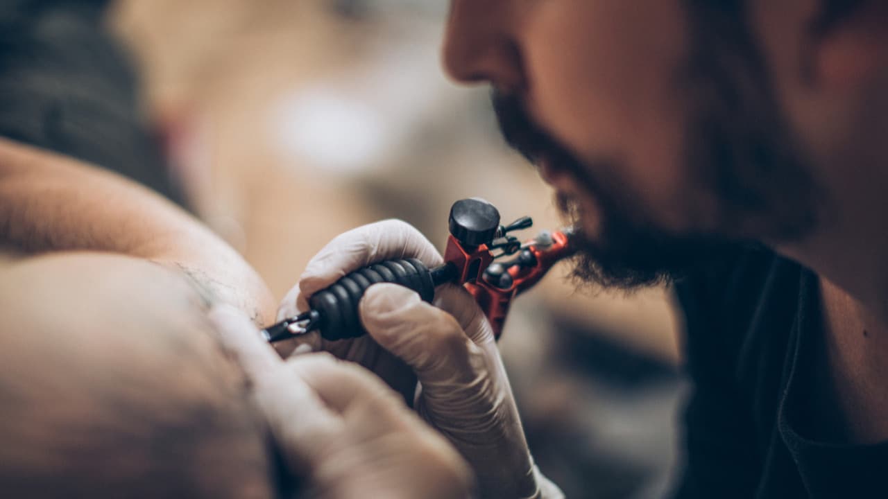 Yapay zeka girişimi iş görüşmesi için dövme yaptırmayı önerdi