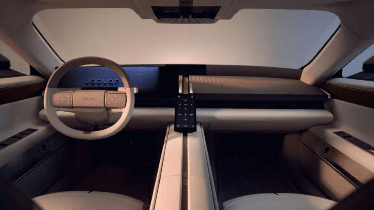 Jaguar Type 01'in iç mekanında dört bağımsız koltuk ve dijital ayna yer alıyor