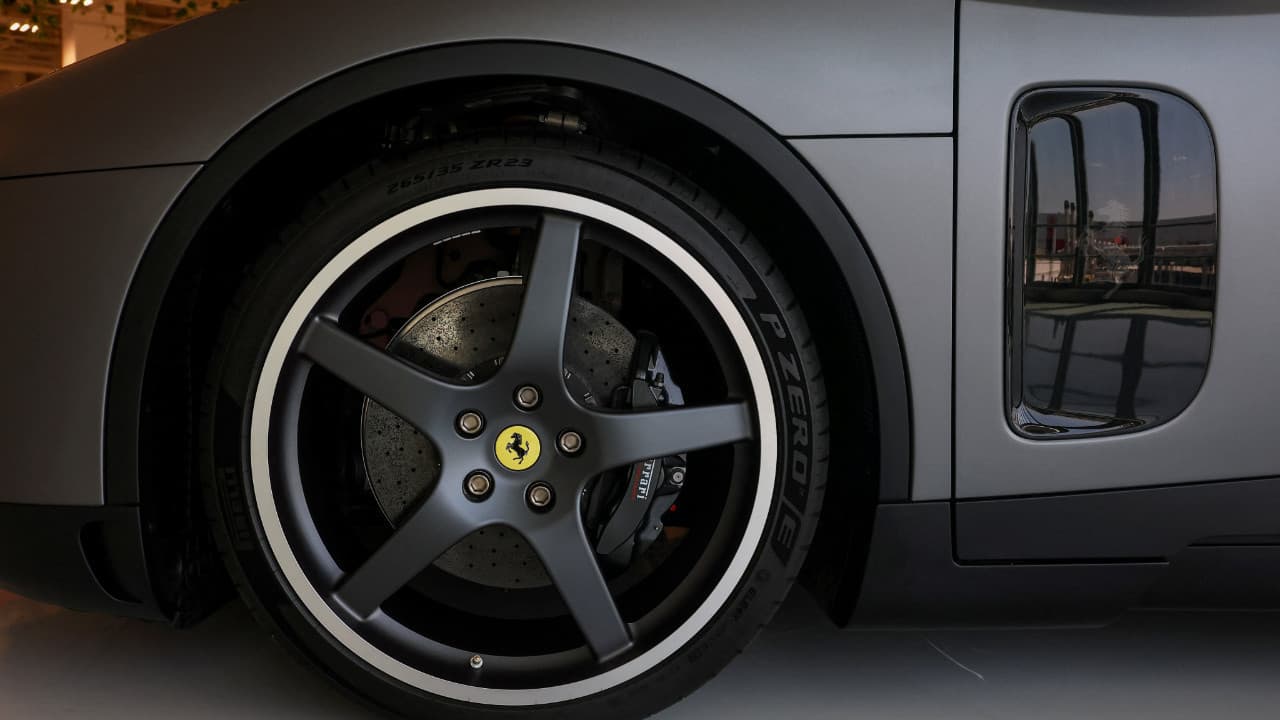 Ferrari'nin elektrikli aracı açık artırmada 40 milyon dolara satıldı