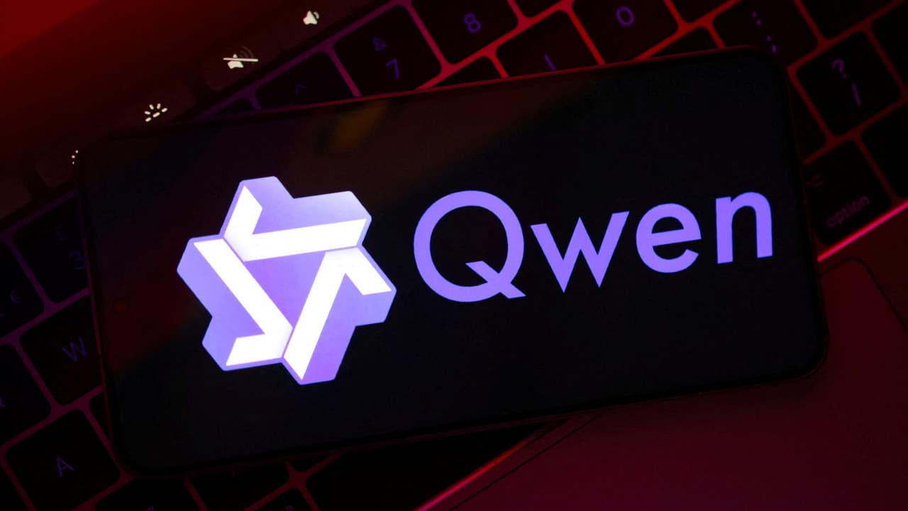 Qwen yapay zeka 3 milyar indirme ile liderliğe yükseldi