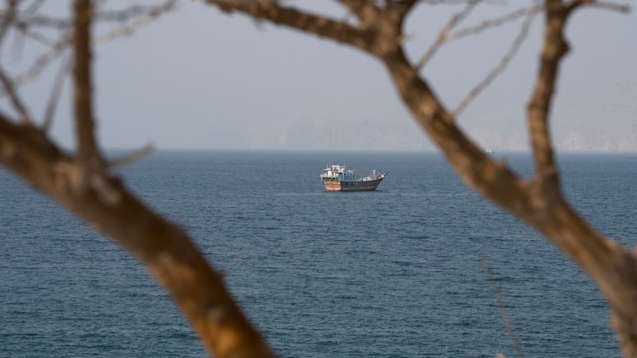 İngiltere: Hürmüz Boğazı'ndaki gemiye saldırıda bir mürettebat hayatını kaybetti
