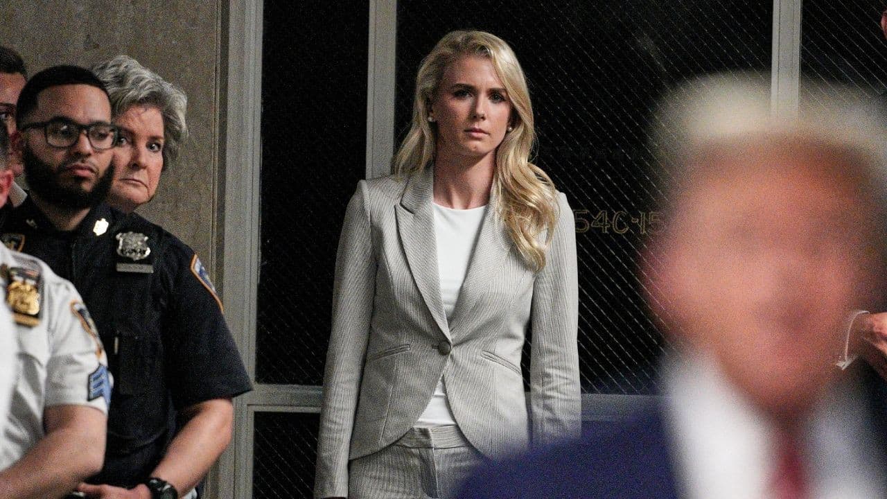 Trump'ın yardımcısı Natalie Harp, konvoyda yer kalmayınca bagaja bindi.