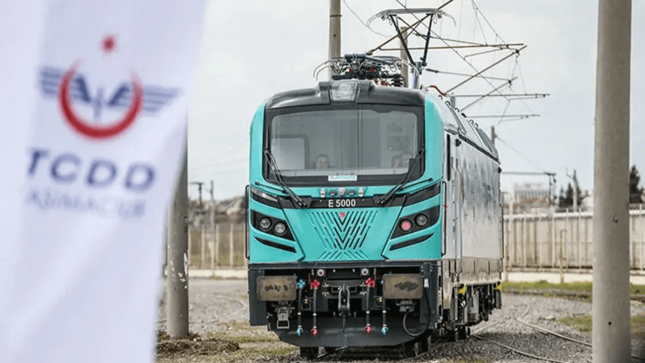 Türkiye'nin E5000 elektrikli lokomotifi Avrupa onayı aldı