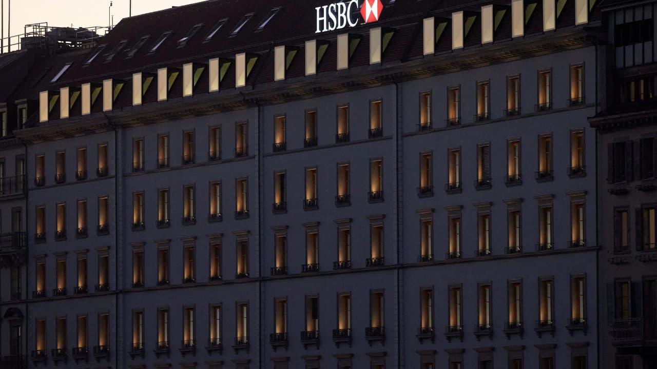 HSBC, maliyetleri düşürmek için üst düzey yöneticilerini işten çıkarıyor
