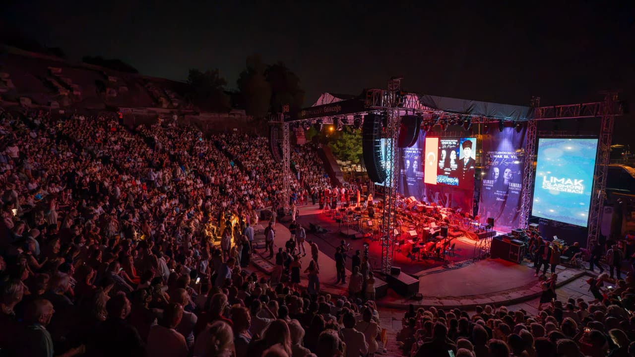Bodrum'da Limak'ın 50. yılı konserinde sürpriz isim sahne aldı