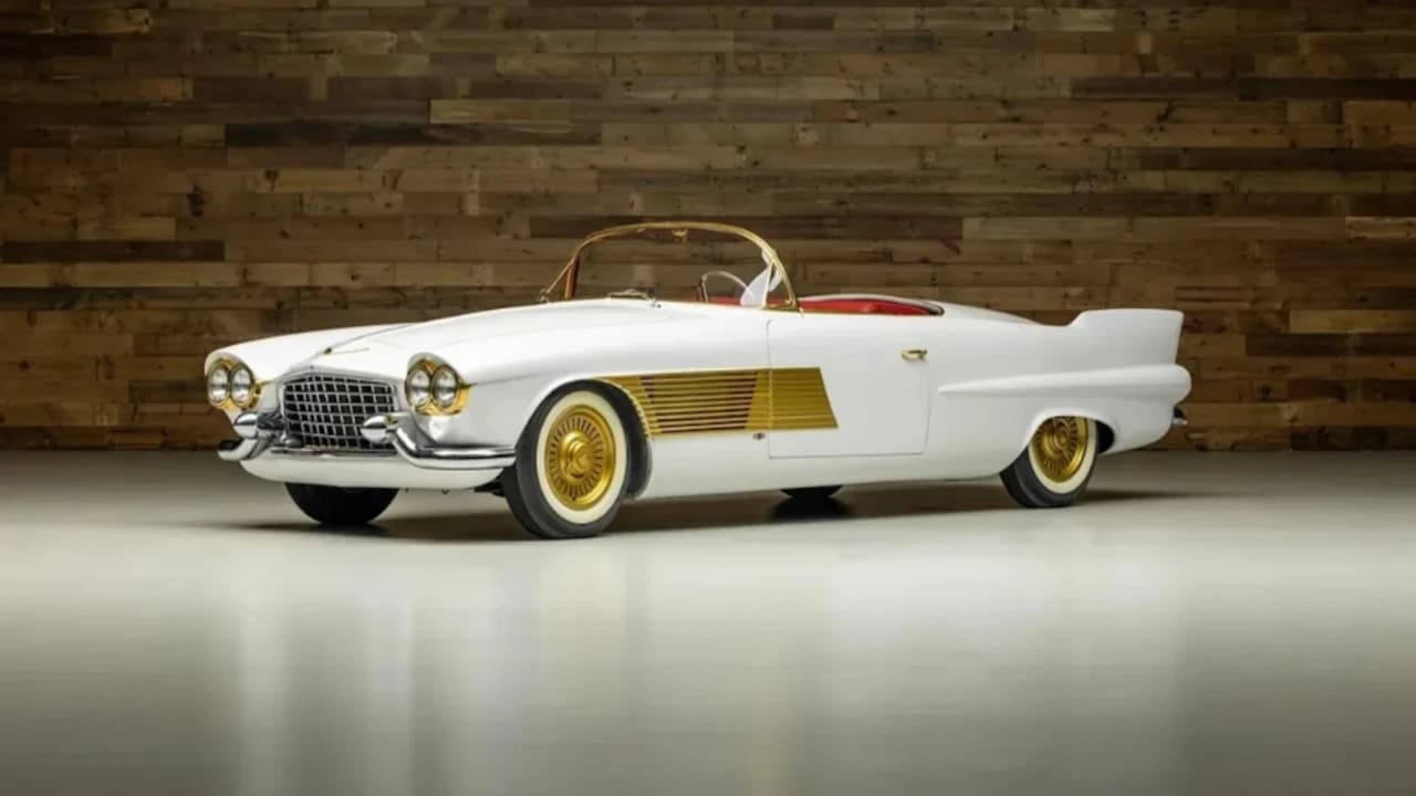 73 yıl sonra satılan Cadillac, müzayede rekoru kırdı