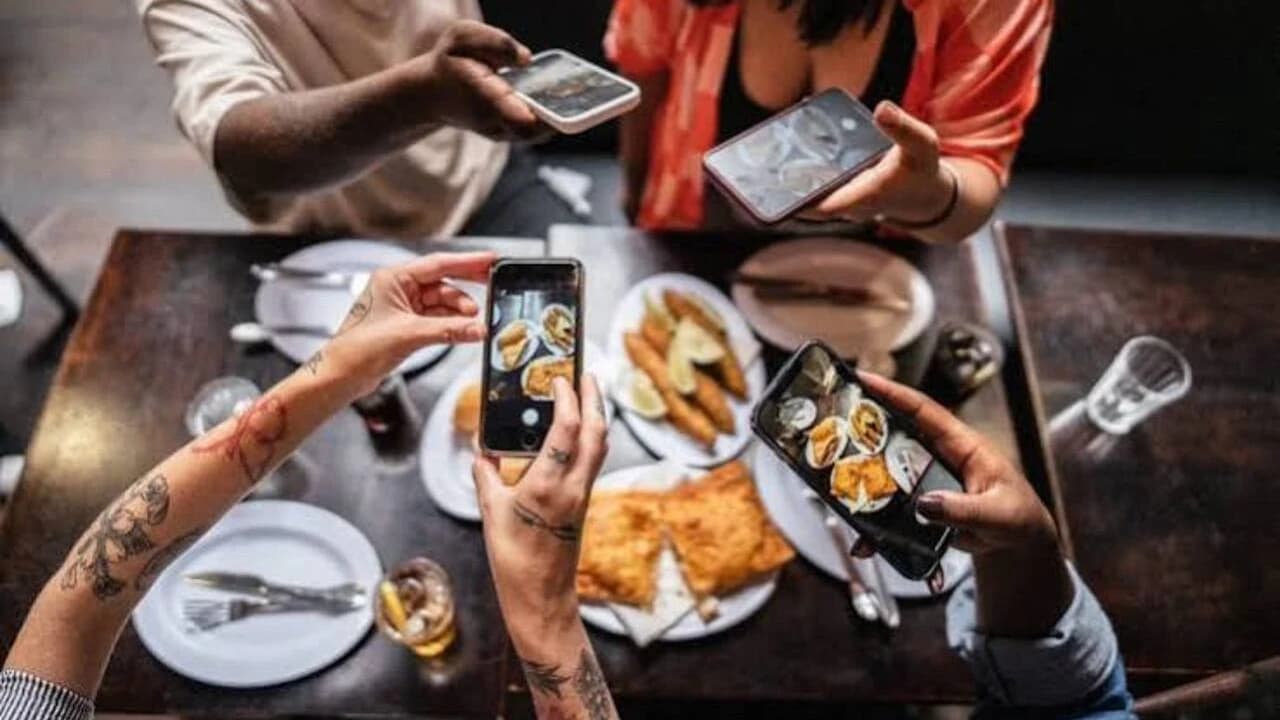 ABD'de restoranlar telefon kullanımını sınırlamaya başladı
