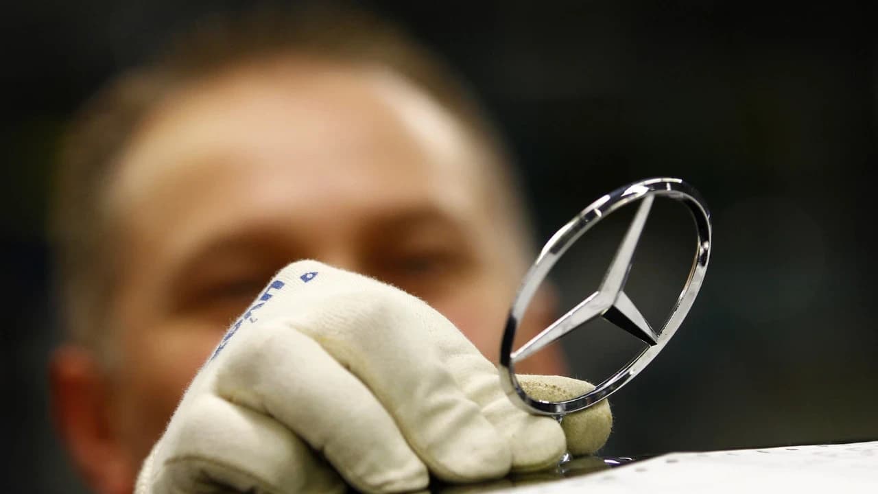 Mercedes, işçilik maliyetlerini düşürmek için fabrikalarını kapatma riskiyle karşı karşıya