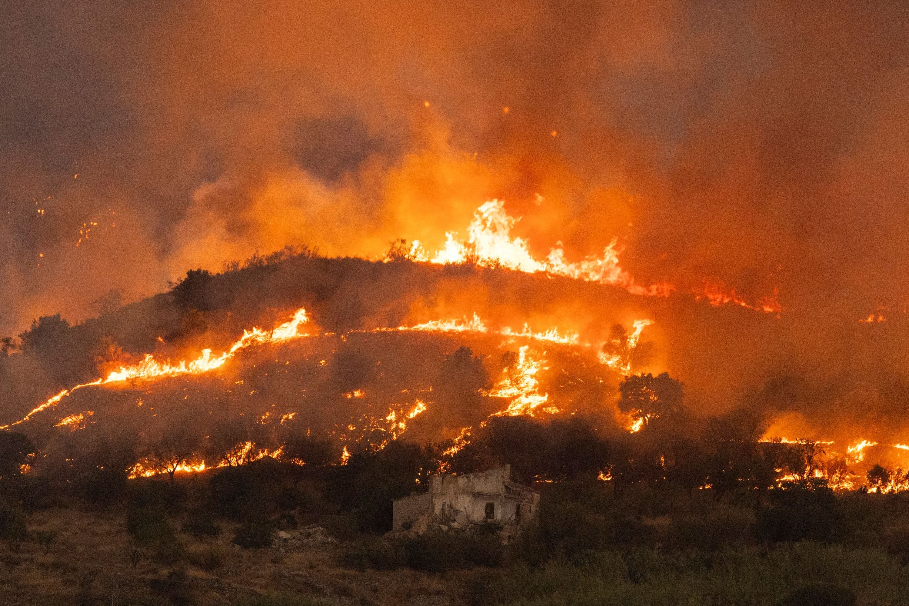 Innovative Firefighting Technologies Aim to Combat Wildfires in France and Spain