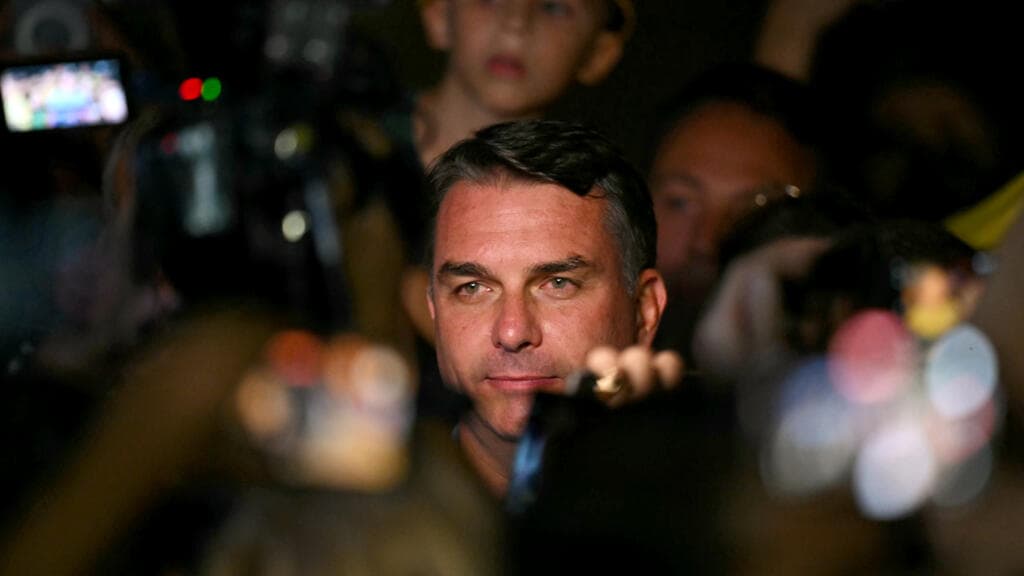 Flavio Bolsonaro Gains Support from Augusto Cury in Race Against Lula