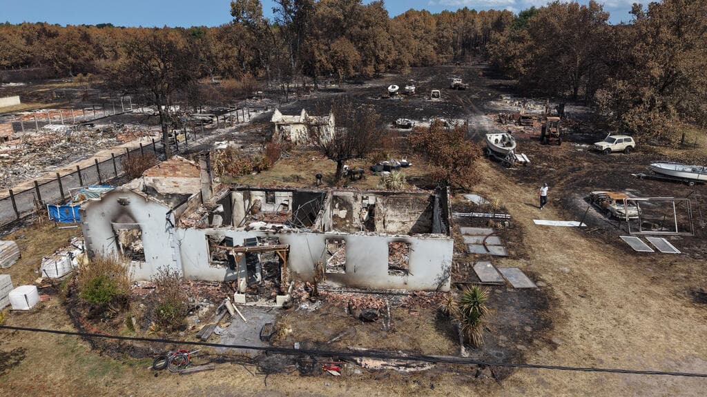 French Prime Minister Lecornu Faces Backlash During Visit to Fire-Damaged Region