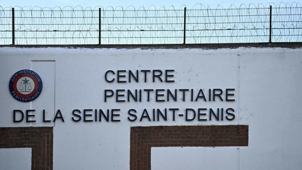 Inmates at Overcrowded Paris Suburb Prison Describe Heatwave as 'Inhumane'