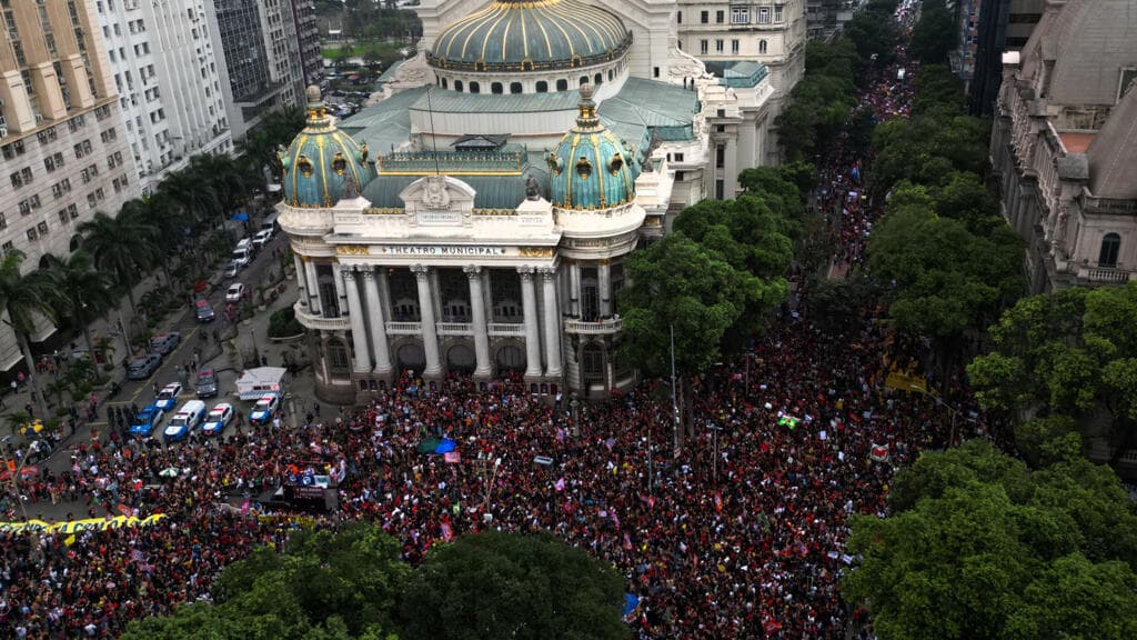 Thousands Rally in Rio de Janeiro Against Flavio Bolsonaro Ahead of Runoff