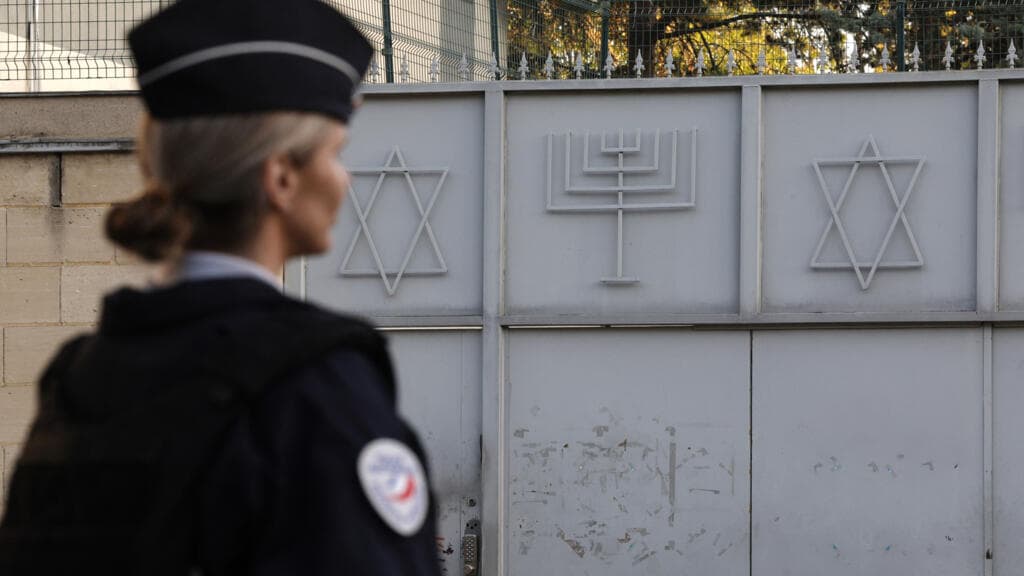 Evacuation in Sarcelles After Weapons Discovered Near Synagogue