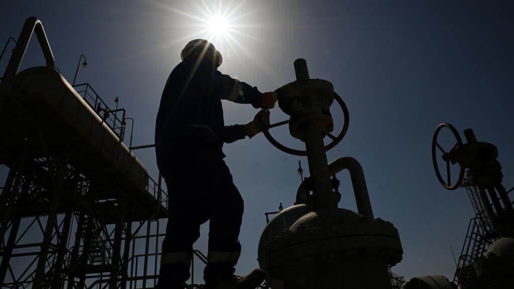 Oil Prices Decline as US-Iran Ceasefire Hopes Rise Over Hormuz