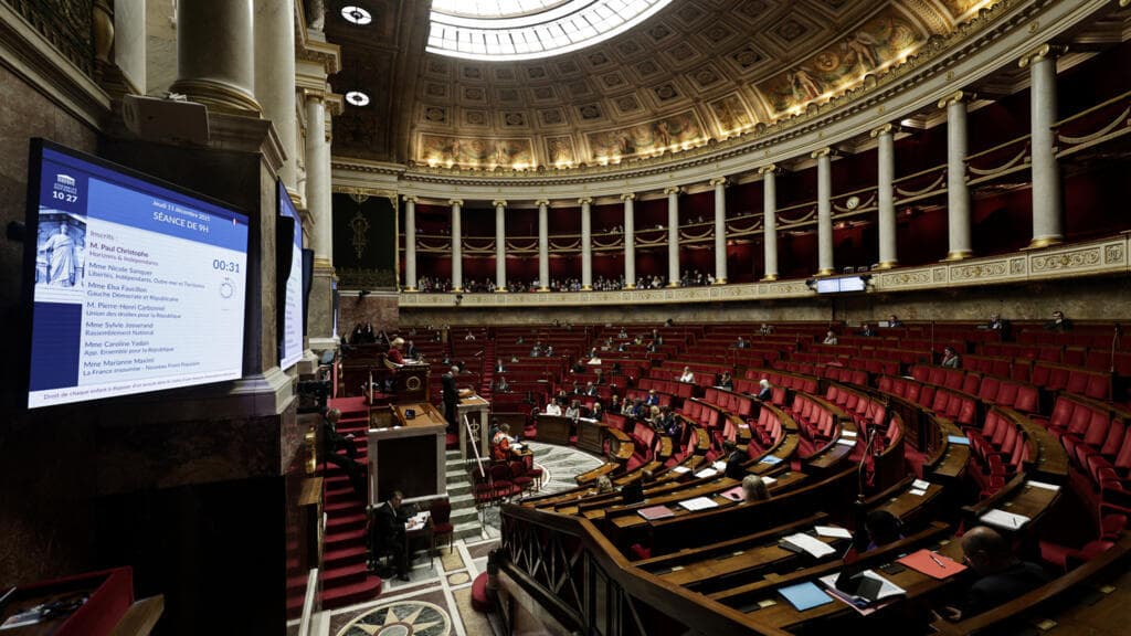 Key French budget talks to resume as government faces two no-confidence motions