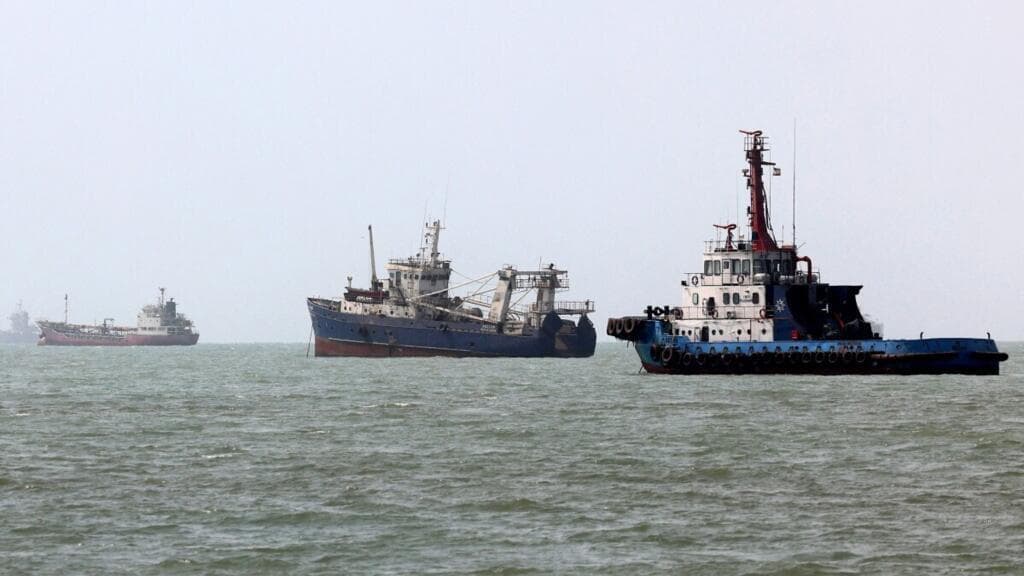 Shipping Traffic Through Strait of Hormuz Declines Amid Stalled Iran-US Talks