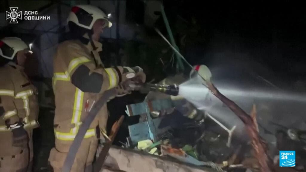 Russian Strikes on Ukraine Result in 14 Deaths and Damage to Buildings