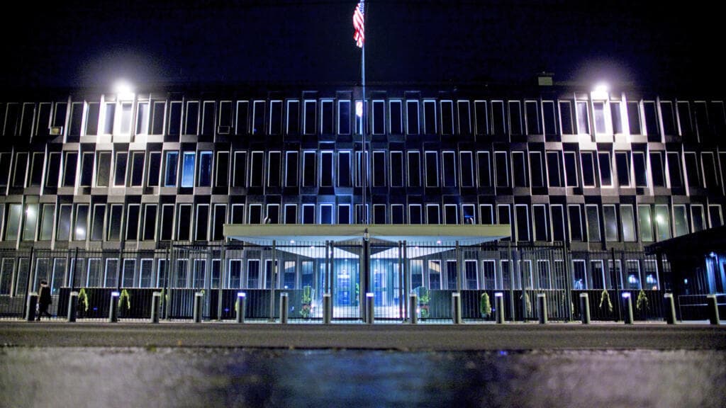 Explosion rocks US embassy in Oslo, police hunt perpetrators