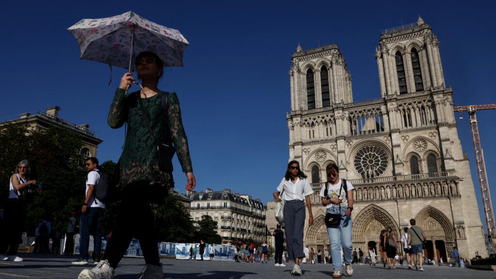 Paris Prohibits Public Alcohol Consumption Amid Record Heatwave