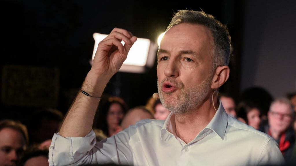 Paris looks at five-way race for new mayor