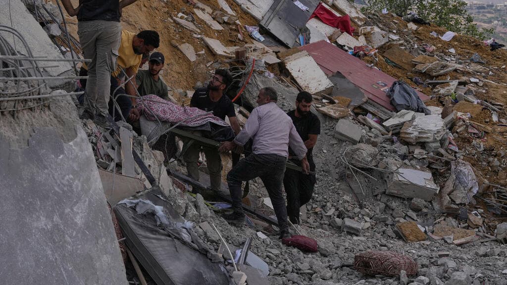 Israeli Air Strikes in Southern Lebanon Result in Four Fatalities