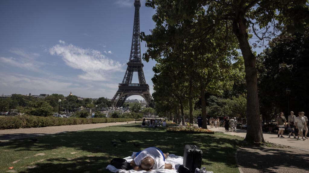 Paris Landmarks to Close Early Amid France's Third Heatwave Since May