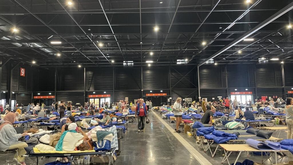 Volunteers Bring Joy to Evacuees Sheltering from Wildfires in Bordeaux