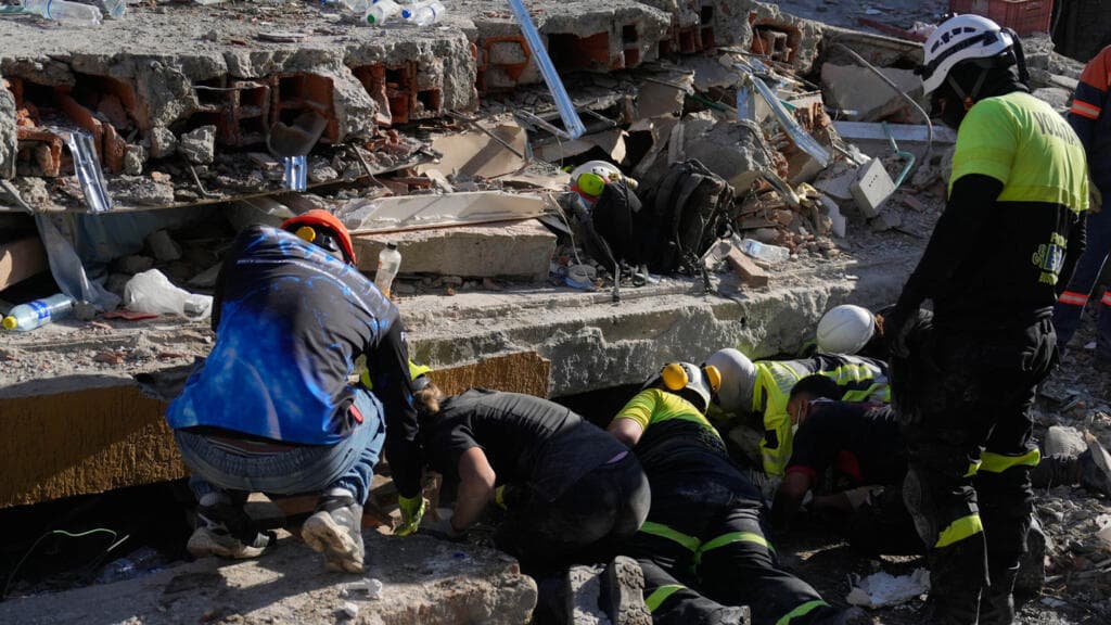 Rescue Efforts Continue for Earthquake Survivor in Colombia