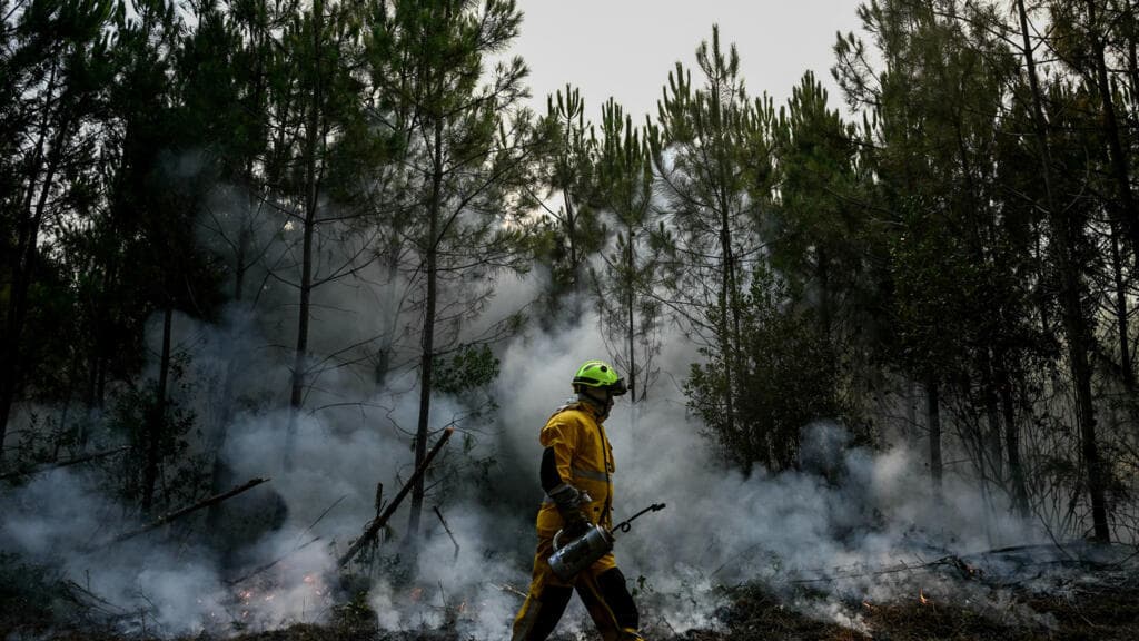 French Firefighters Contain Spread of Major Wildfires, Blaze Still Active
