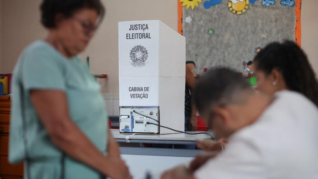 Voting Begins in Brazil's Presidential Run-Off Between Lula and Bolsonaro