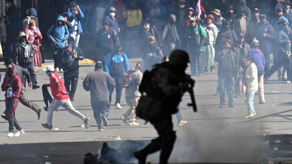 Bolivian President's Salary Cut Fails to Satisfy Protesters in La Paz