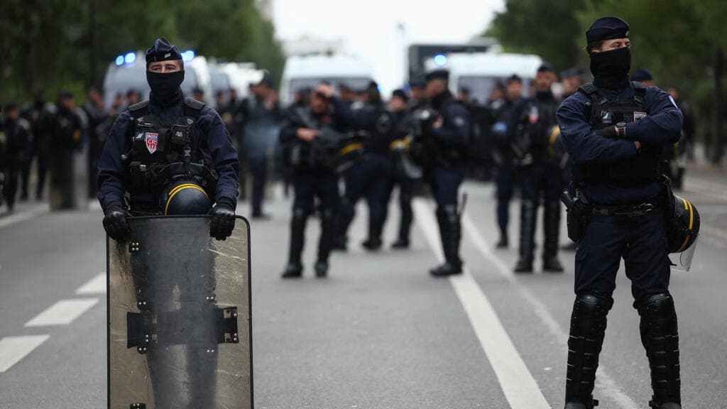 France Mobilizes 70,000 Police as Paris Museums Close for Upcoming Protests