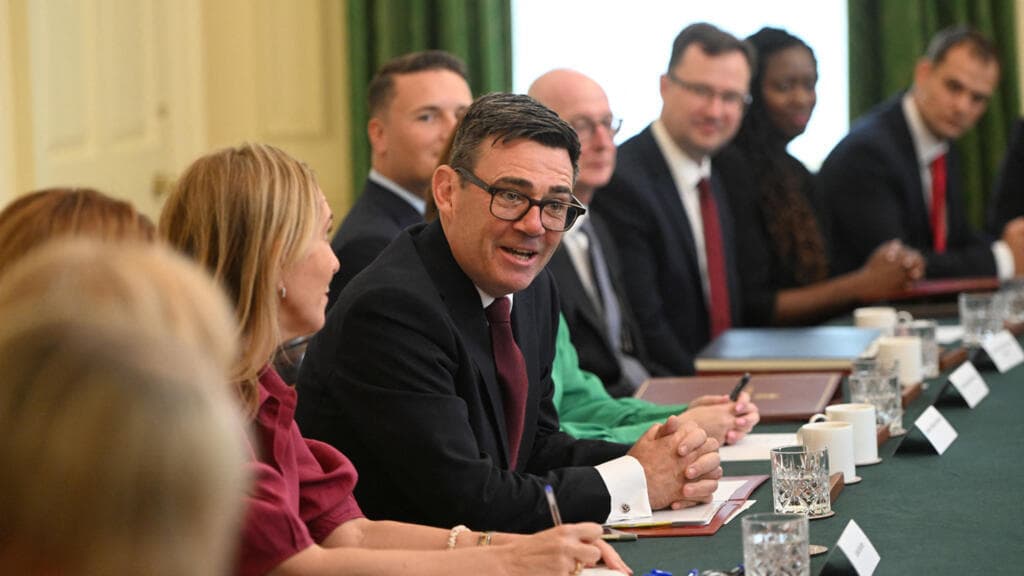 UK Prime Minister Holds First Cabinet Meeting, Emphasizes Reprioritization