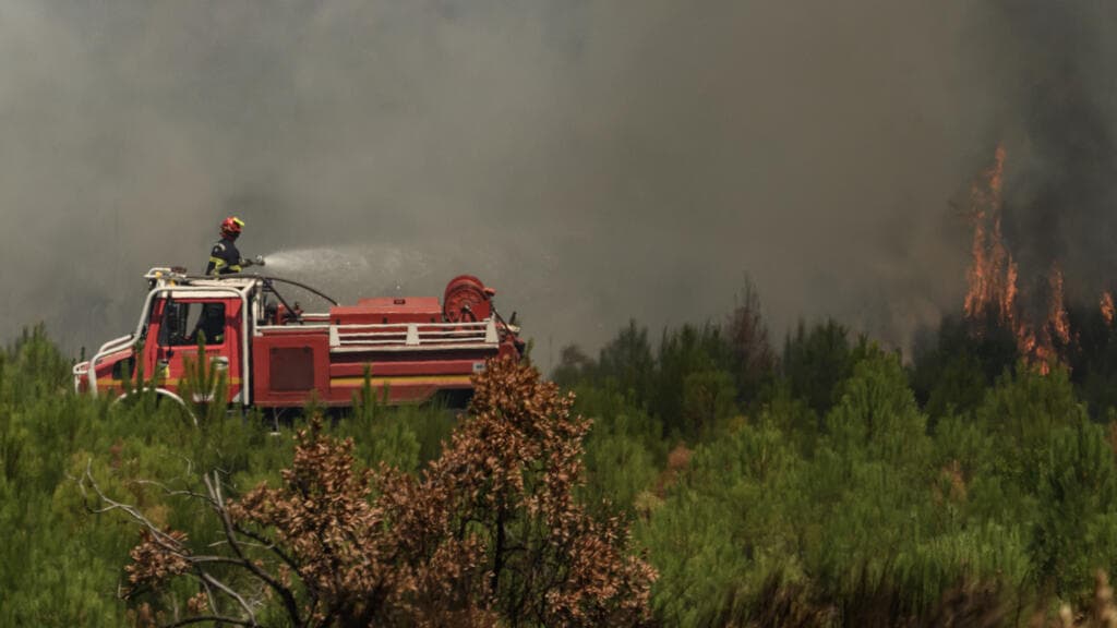 Heatwave Expected to Complicate Firefighting Efforts in Southwest France