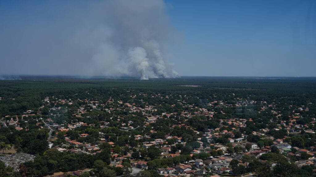 Wildfire in Southwest France Covers 42,000 Hectares, Remains Controlled
