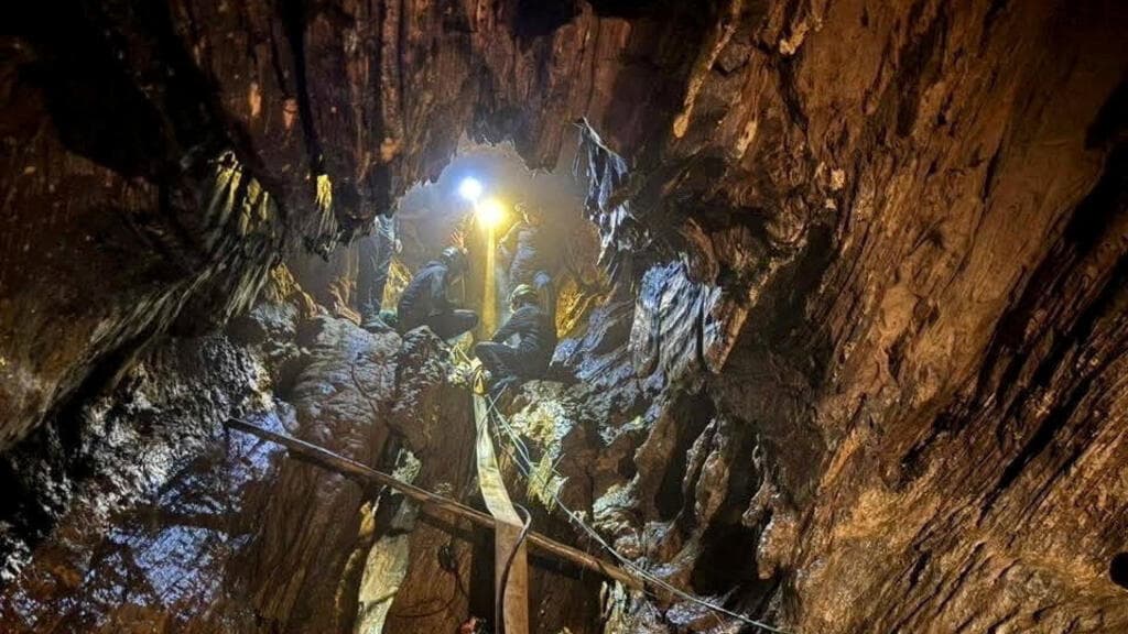 Rescuers in Laos Evacuate First of Five Villagers Trapped in Cave for Over a Week