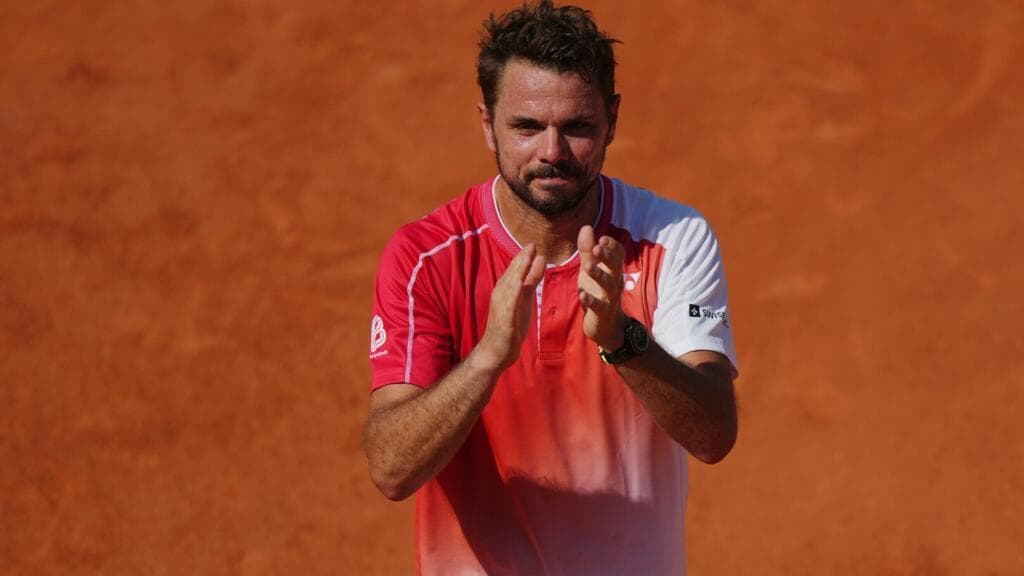 Wawrinka bids farewell at Roland-Garros as Swiatek progresses
