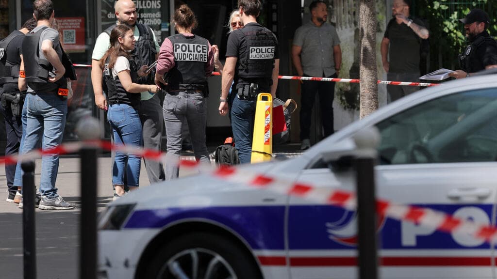 Police in Paris Arrest Man Following Knife Attack on Three Women