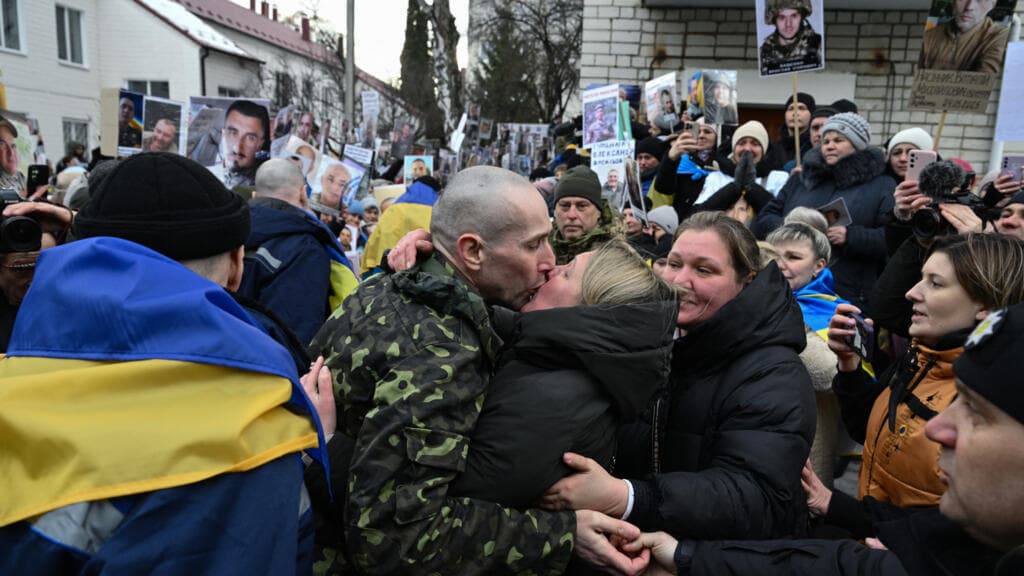 Zelensky visits eastern front as Ukraine and Russia complete POW swap