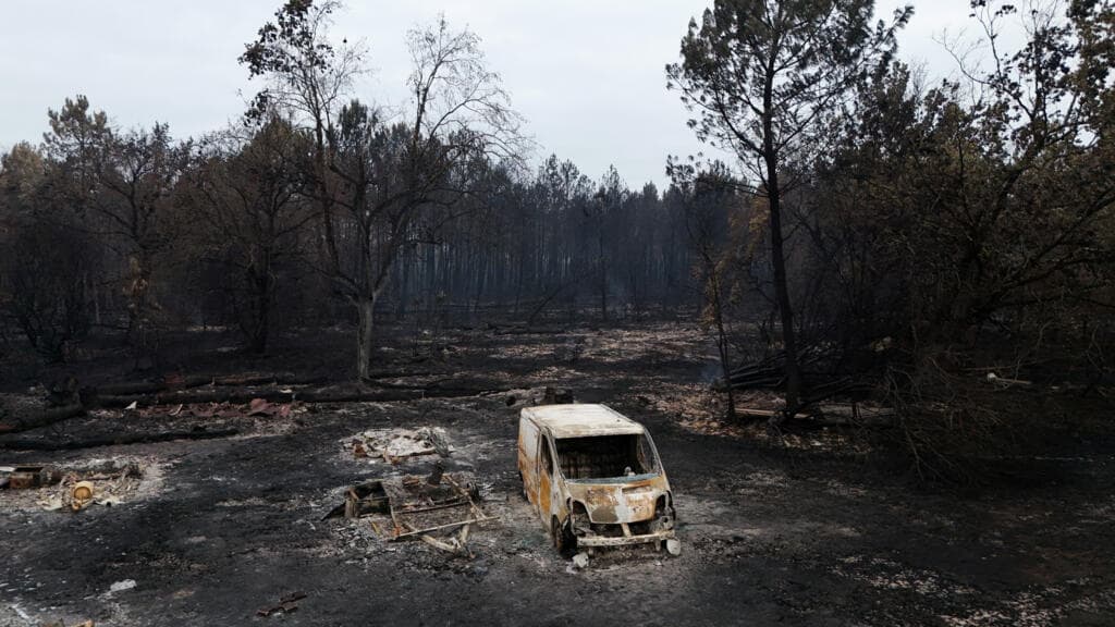 Wildfire near Bordeaux remains stable after calm night, authorities report