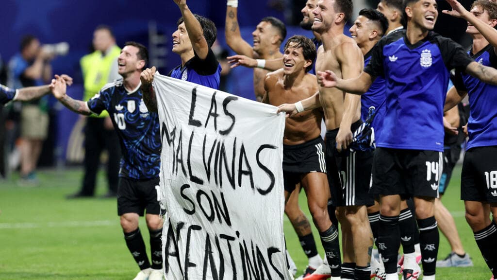 Buenos Aires Residents Back Argentine Footballers After Falkland Islands Banner Incident