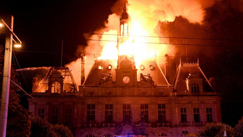 Riots in Paris Prompt Concerns for France's Tourism Sector