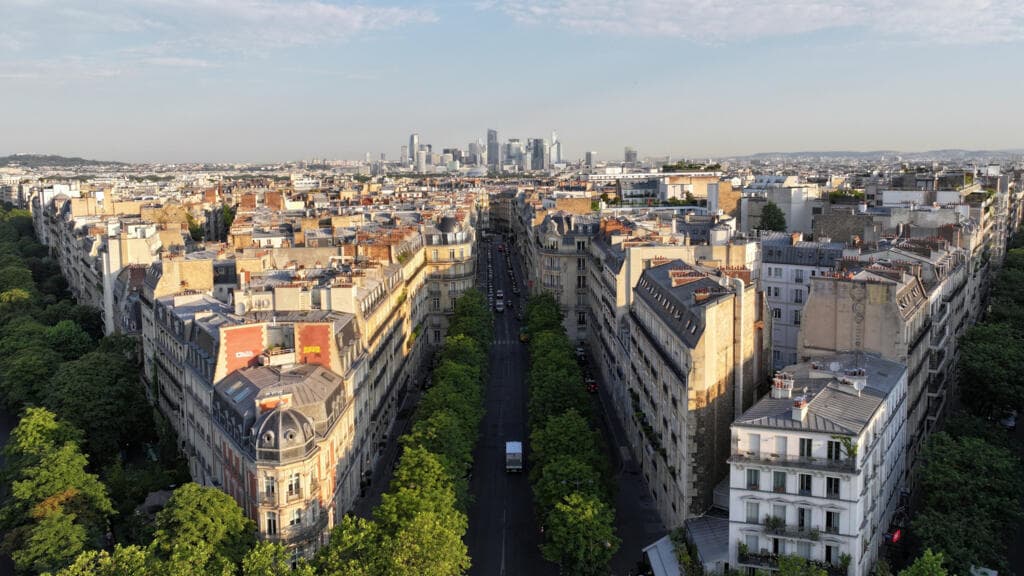 Paris Residents Suffer as Historic Heatwave Affects Rooftop Dwellers