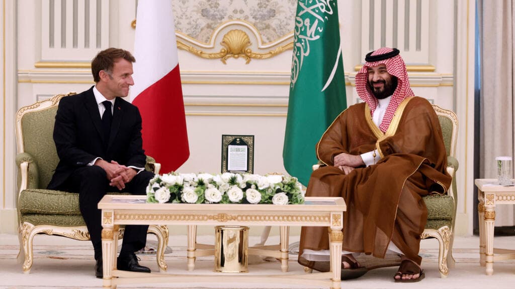 Macron Visits Riyadh to Support Saudi Arabia Amid Houthi Attacks and Fuel Negotiations